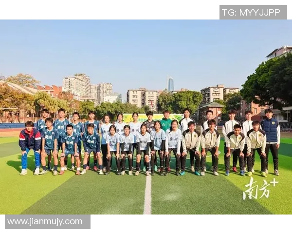 一米九六的足球明星如何在绿茵场上书写传奇人生与梦想追逐之路